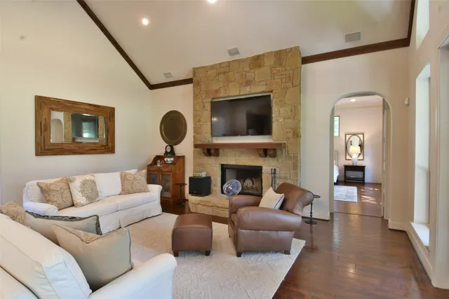 $797,000 | 901 North Falls Drive, New Ulm, TX 78950