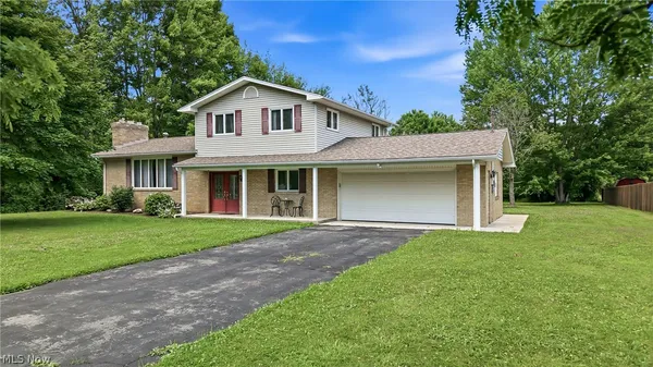 $317,900 | 7085 Sunnydell Drive, Brookfield, OH 44403