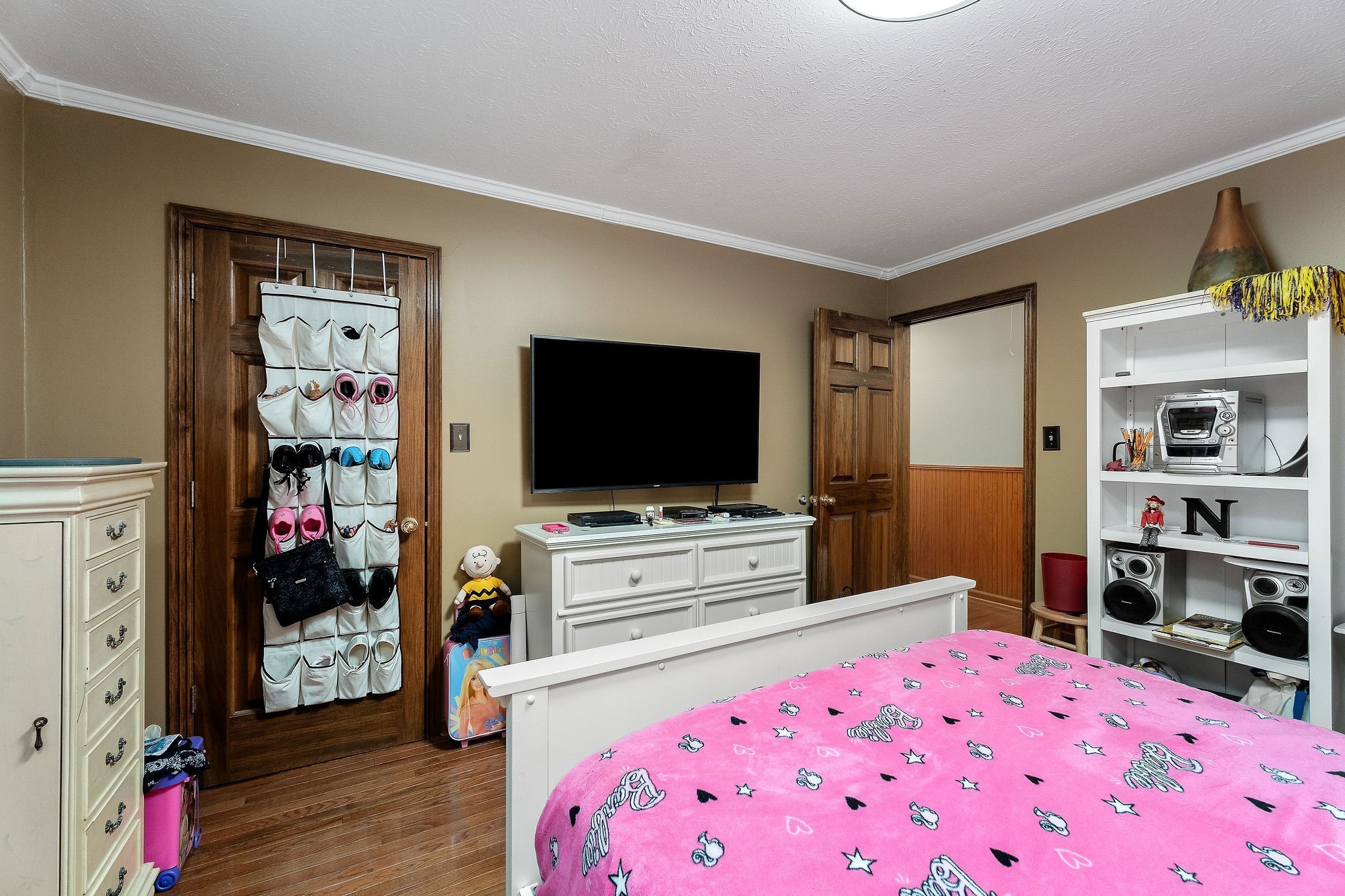 3579 Hilham Road Cookeville, TN 38506 - Photo 21 of 43 a living room with a flat screen tv and a bookshelf