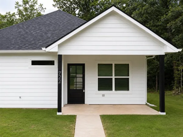 $1,650 | 722 East Woodard Street, Denison, TX 75021