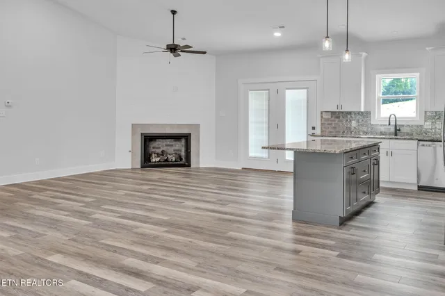 $474,900 | 390 Hillvale Road, Clinton, TN 37716