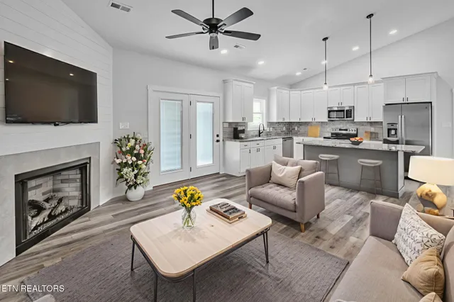 $474,900 | 390 Hillvale Road, Clinton, TN 37716