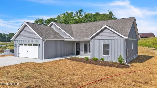 $474,900 | 390 Hillvale Road, Clinton, TN 37716