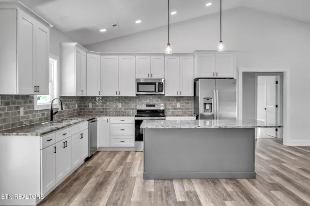 $474,900 | 390 Hillvale Road, Clinton, TN 37716