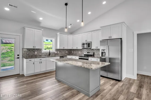 $474,900 | 390 Hillvale Road, Clinton, TN 37716