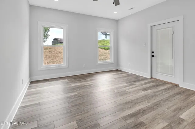 $474,900 | 390 Hillvale Road, Clinton, TN 37716