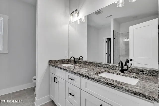 $474,900 | 390 Hillvale Road, Clinton, TN 37716