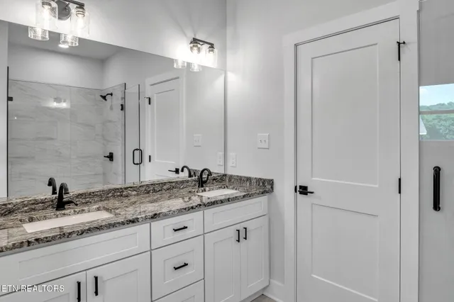 $474,900 | 390 Hillvale Road, Clinton, TN 37716