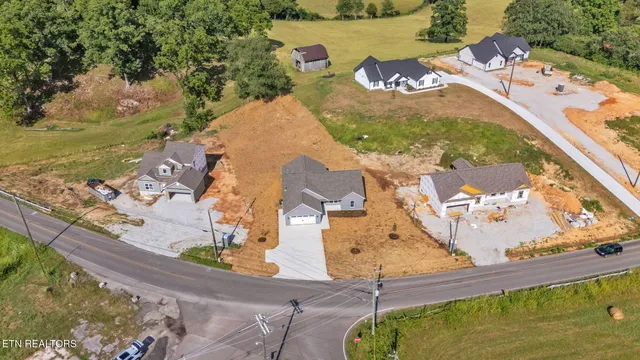 $474,900 | 390 Hillvale Road, Clinton, TN 37716