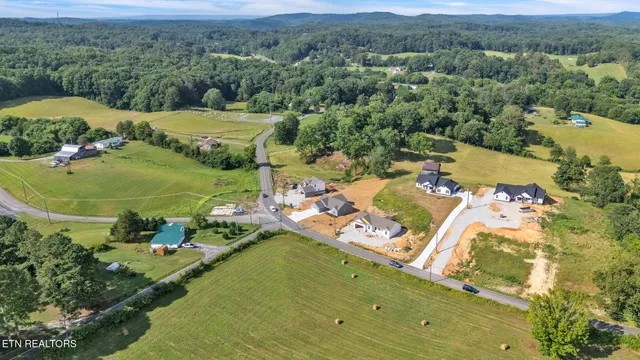 $474,900 | 390 Hillvale Road, Clinton, TN 37716