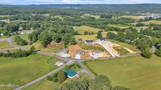 $474,900 | 390 Hillvale Road, Clinton, TN 37716