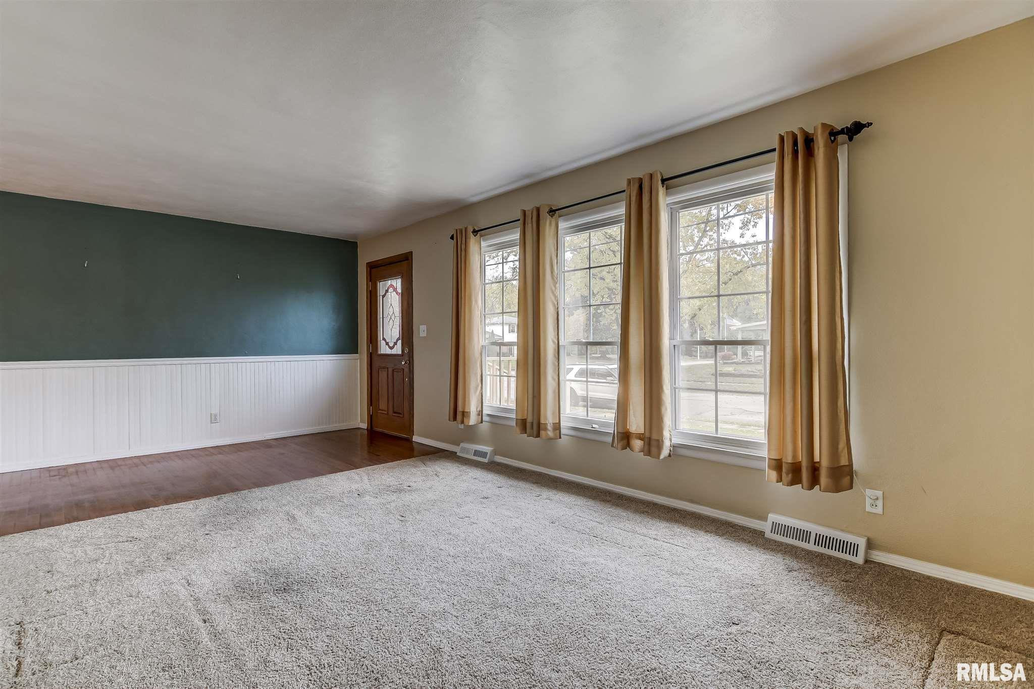 2352 Blackhawk Road Springfield, IL 62702 - Photo 4 of 43