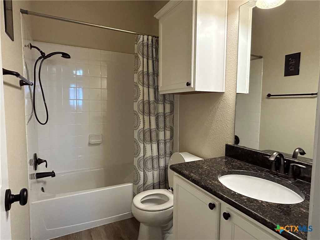 5215 Siltstone Loop Killeen, TX 76542 - Photo 28 of 31 Bathroom in downstairs bedroom