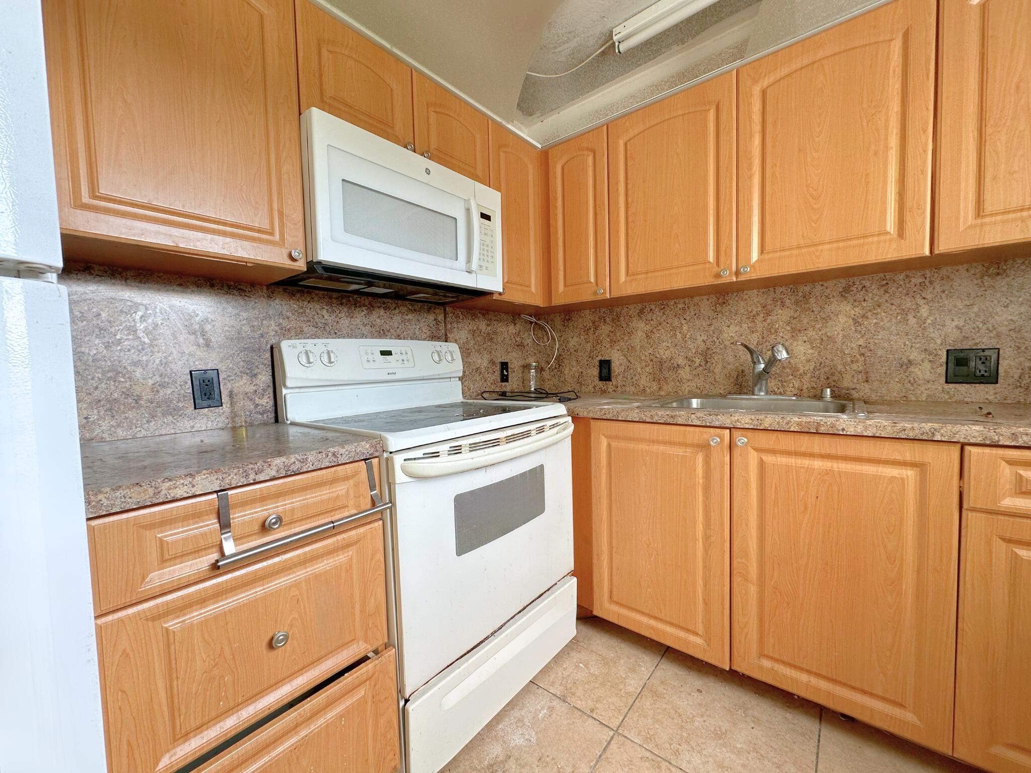319 Preston H Boca Raton, FL 33434 - Photo 3 of 11 6