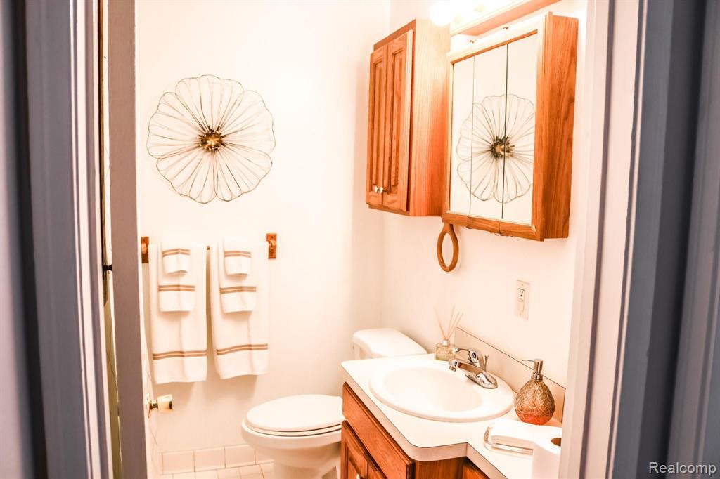 3133 Warick Road Royal Oak, MI 48073 - Photo 5 of 20