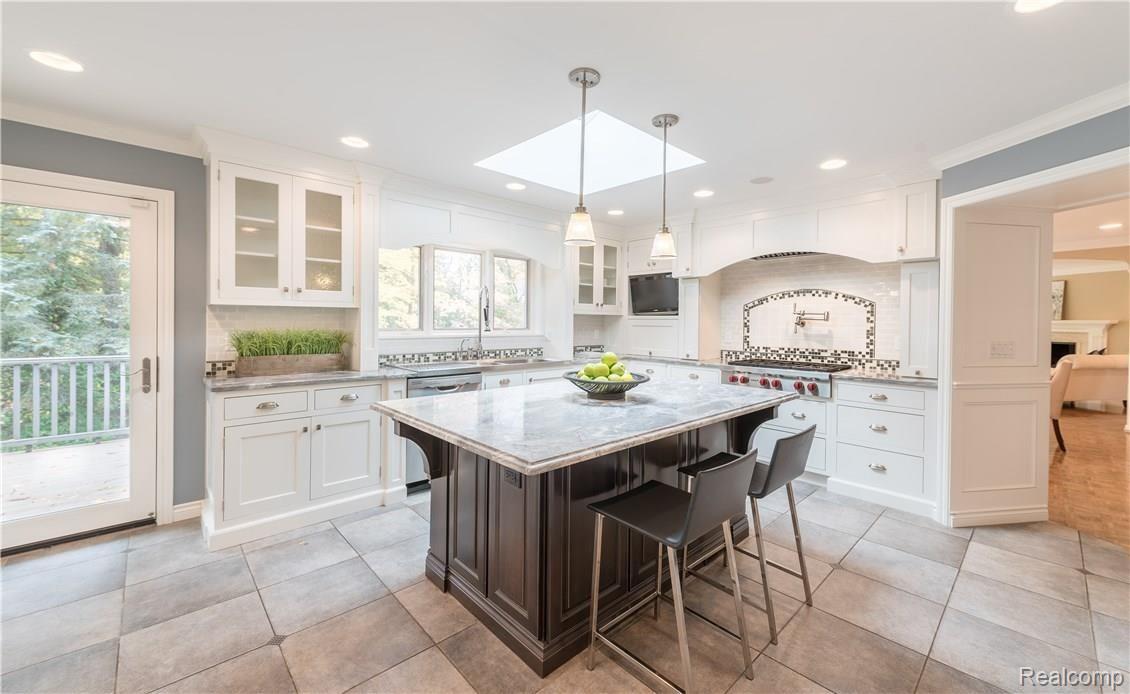 570 Haverhill Road Bloomfield Hills, MI 48304 - Photo 10 of 32 Island With With Seating