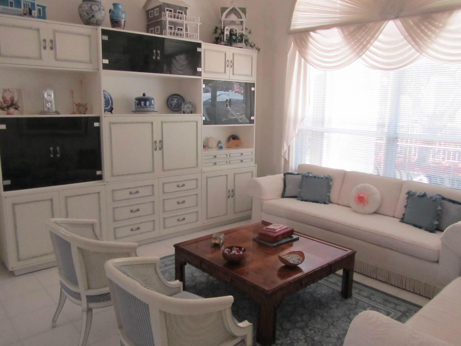 23489 Torre Circle Boca Raton, FL 33433 - Photo 2 of 9 Living room