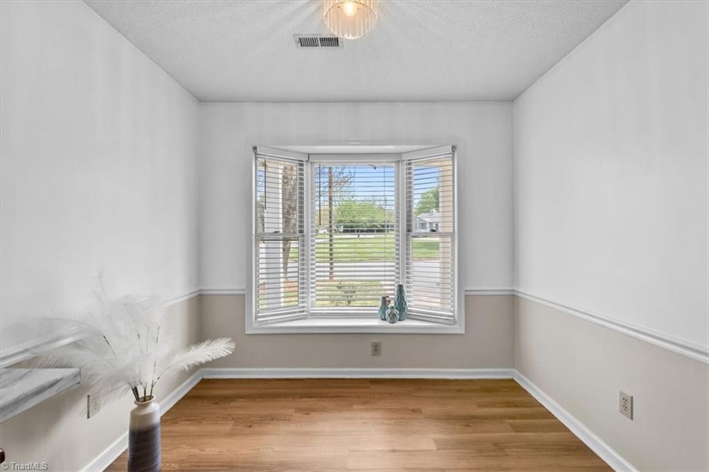 814 Guilford College Road, Unit 133 Greensboro, NC 27409 - Photo 7 of 18 Eat-in kitchen with bay window