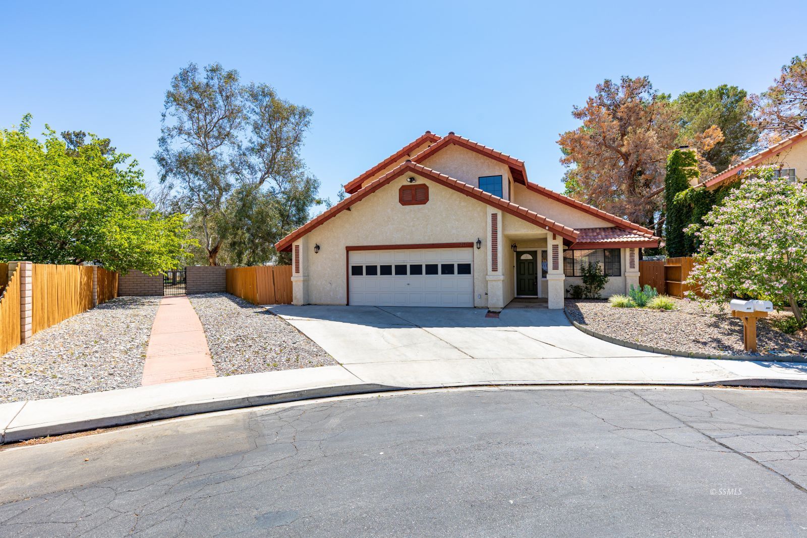 217 West Yellowstone Place Ridgecrest, CA 93555 - Photo 3 of 40