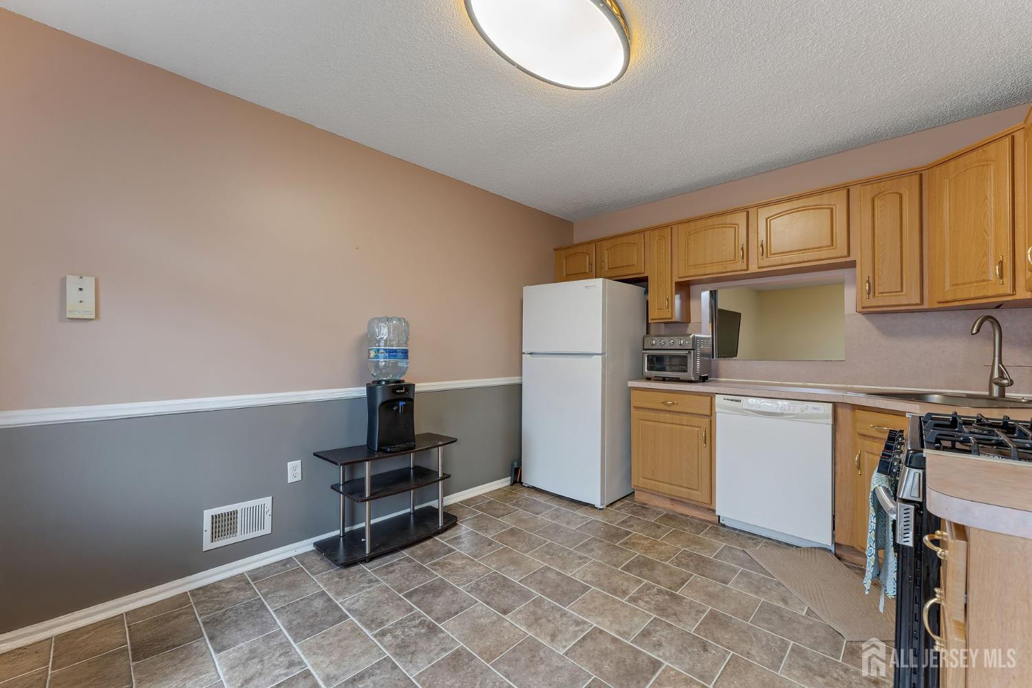 403 Red Crest Lane Somerville, NJ 08876 - Photo 5 of 32