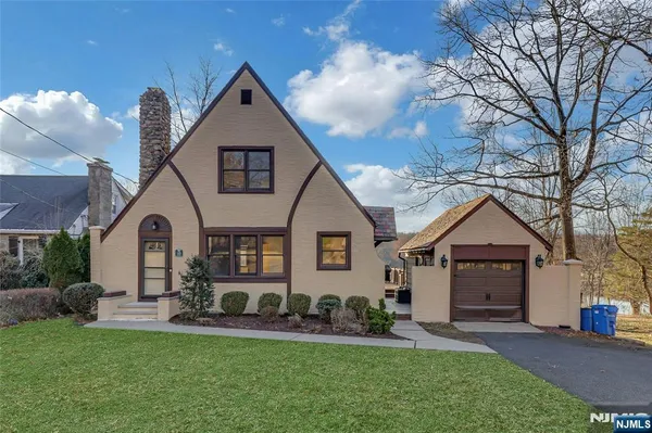 $799,000 | 10 Lake Drive West, Wayne, NJ 07470