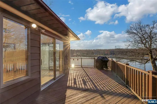 $799,000 | 10 Lake Drive West, Wayne, NJ 07470