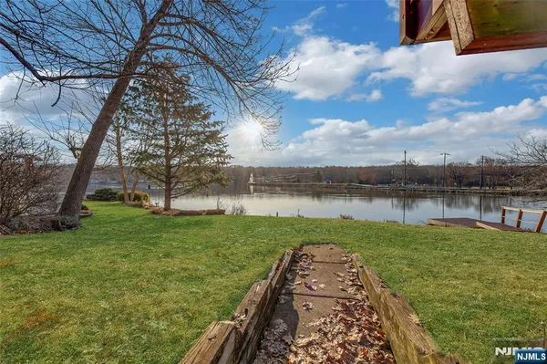 $799,000 | 10 Lake Drive West, Wayne, NJ 07470