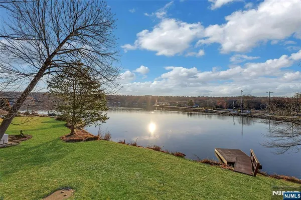 $799,000 | 10 Lake Drive West, Wayne, NJ 07470