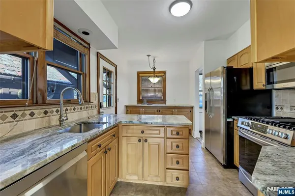 $799,000 | 10 Lake Drive West, Wayne, NJ 07470