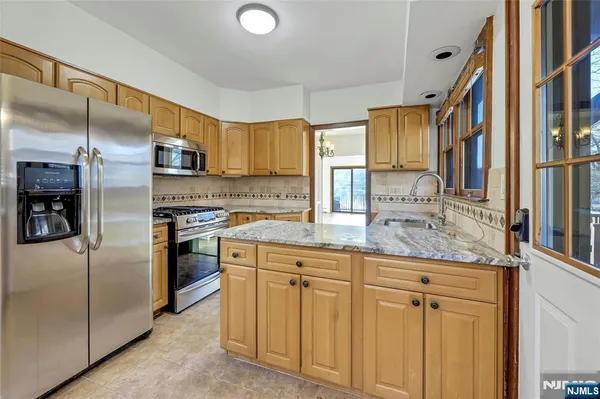 $799,000 | 10 Lake Drive West, Wayne, NJ 07470