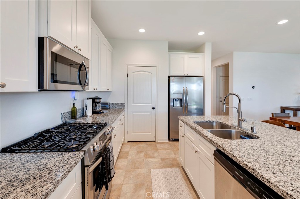 14229 Revana Lane Beaumont, CA 92223 - Photo 10 of 45 Kitchen Counter Tops