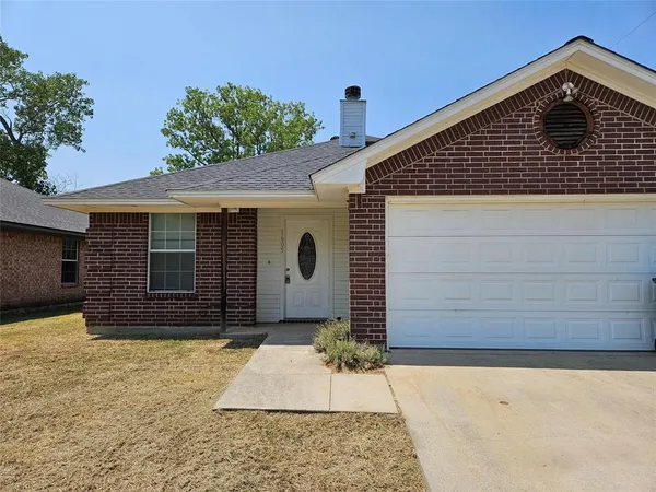 $1,900 | 1605 Stuart Road, Denton, TX 76209