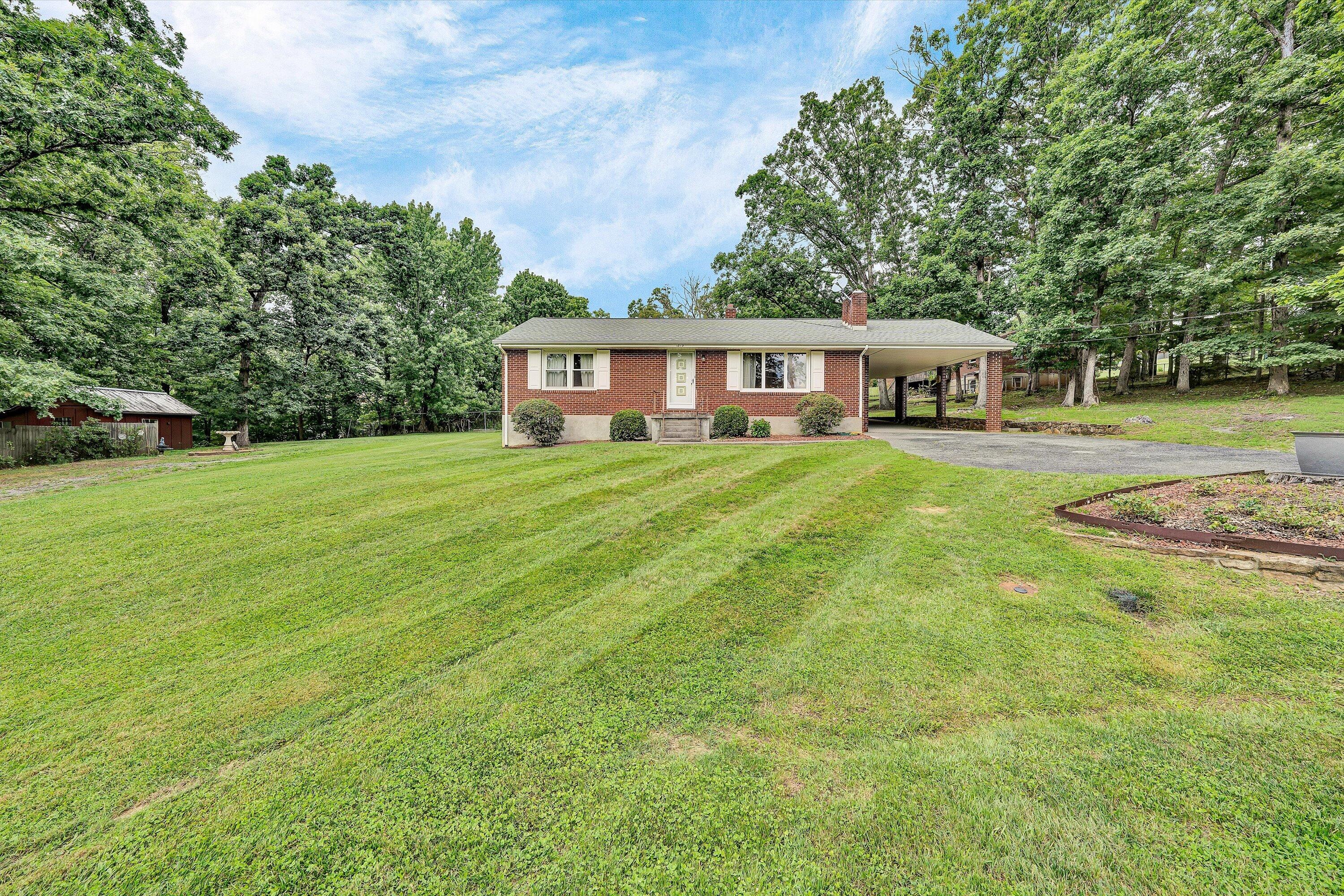 1819 N Road Salem, VA 24153 - Photo 3 of 36 03-DSC00196