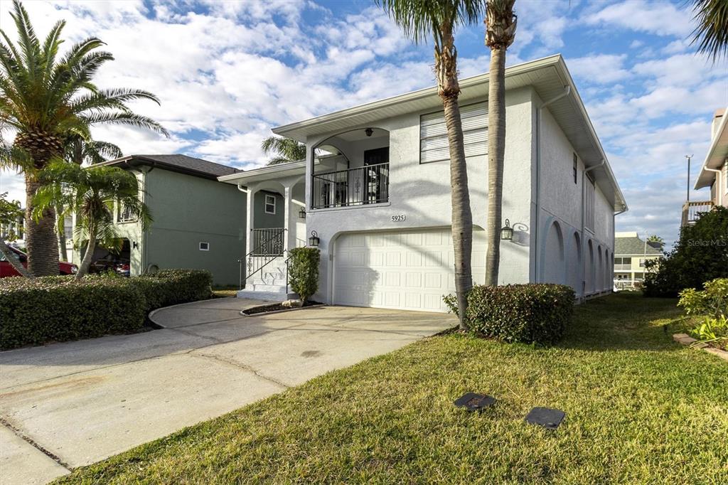 5925 Seaside Drive New Port Richey, FL 34652 - Photo 55 of 55 a front view of a house with a garden