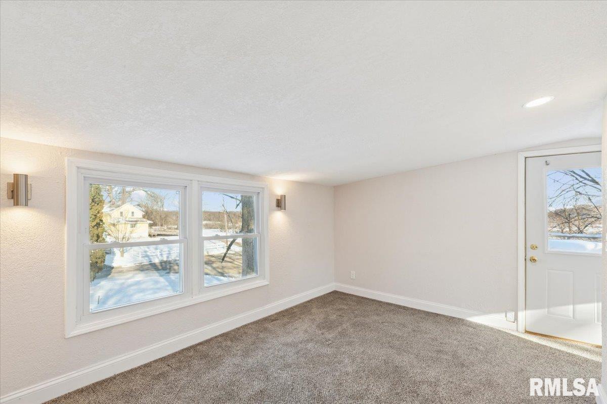 3312 Garfield Street Clinton, IA 52732 - Photo 23 of 31 an empty room with windows
