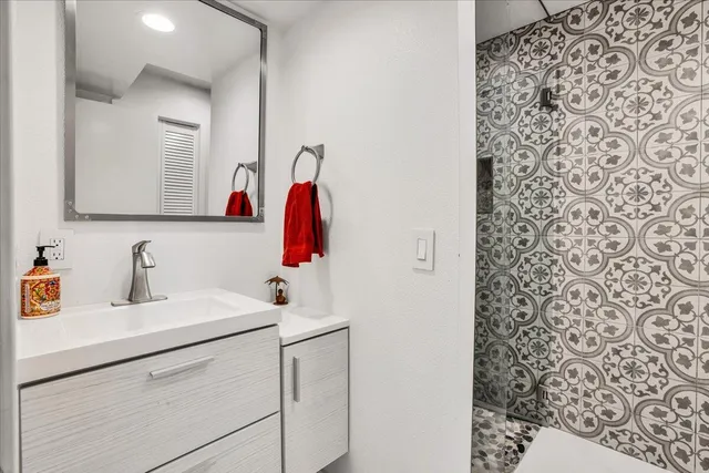 $4,995 | 200 East Racquet Club Road, Unit 31, Palm Springs, CA 92262