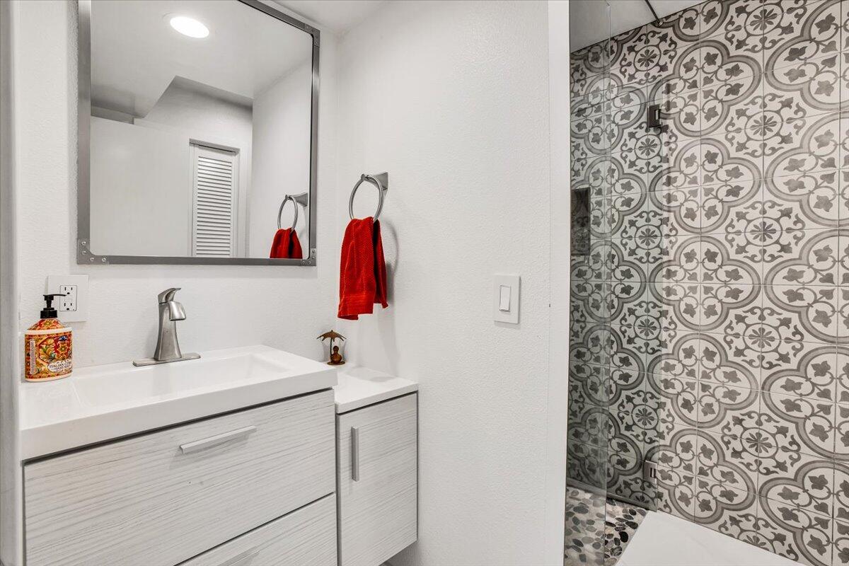 200 East Racquet Club Road, Unit 31 Palm Springs, CA 92262 - Photo 20 of 49 a bathroom with a sink and a mirror