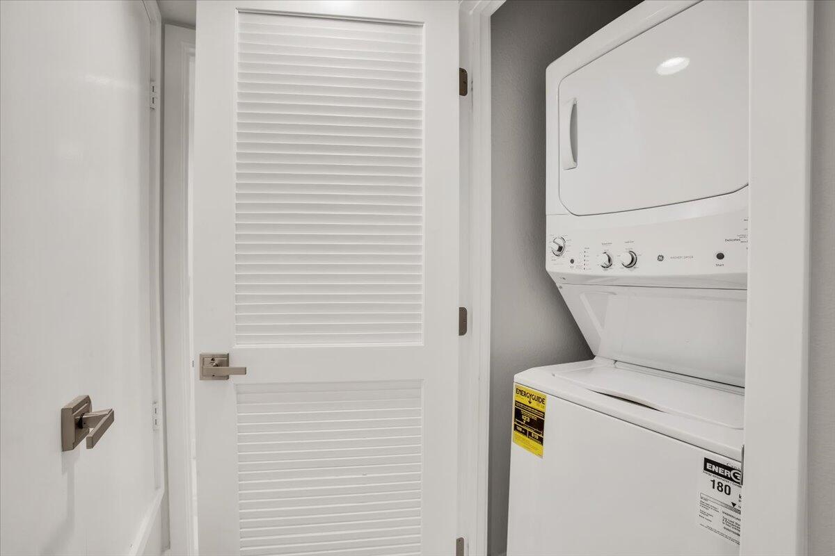 200 East Racquet Club Road, Unit 31 Palm Springs, CA 92262 - Photo 22 of 49 a utility room with dryer and washer
