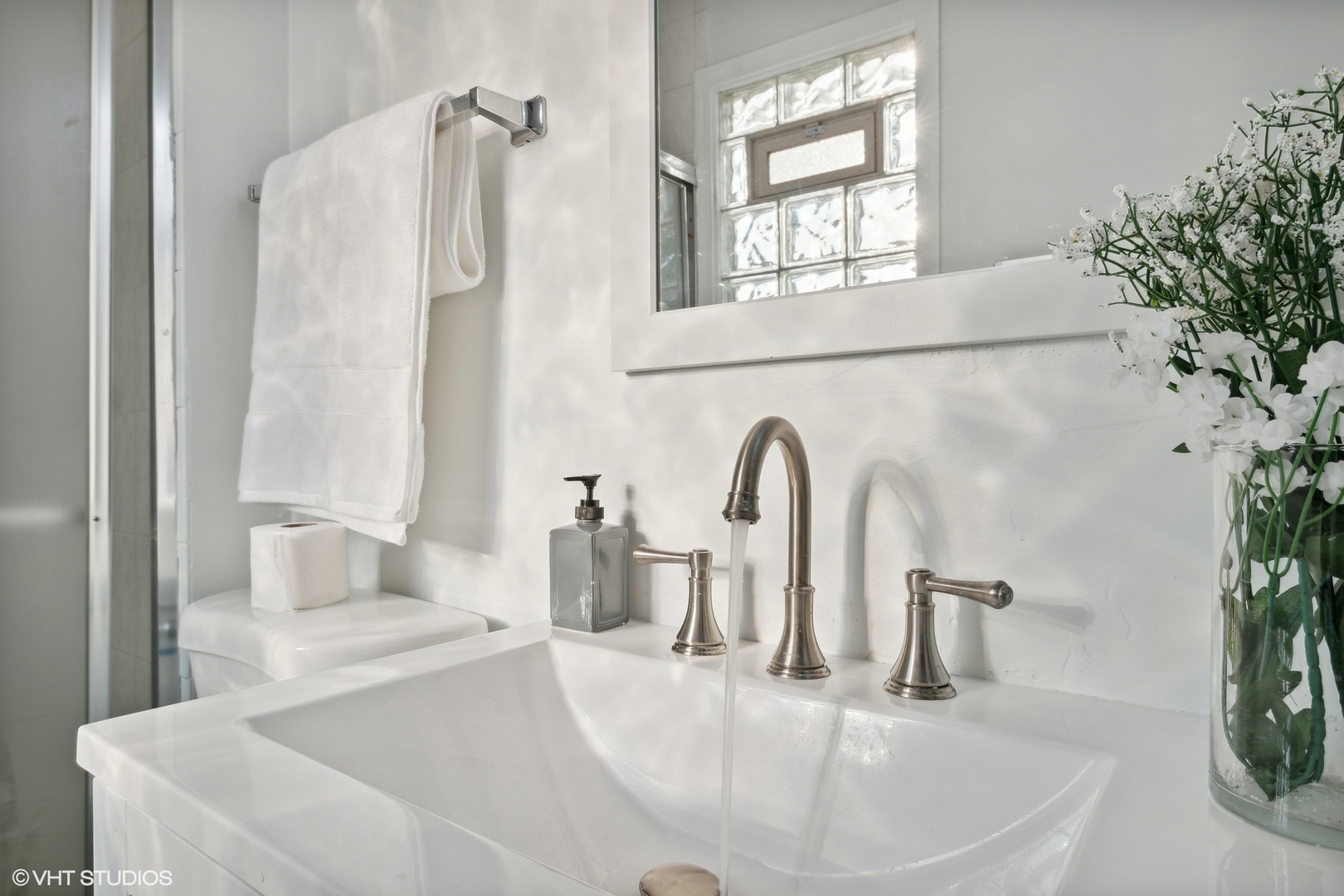 902 Maple Road Flossmoor, IL 60422 - Photo 15 of 27 a bathroom with a sink and a mirror