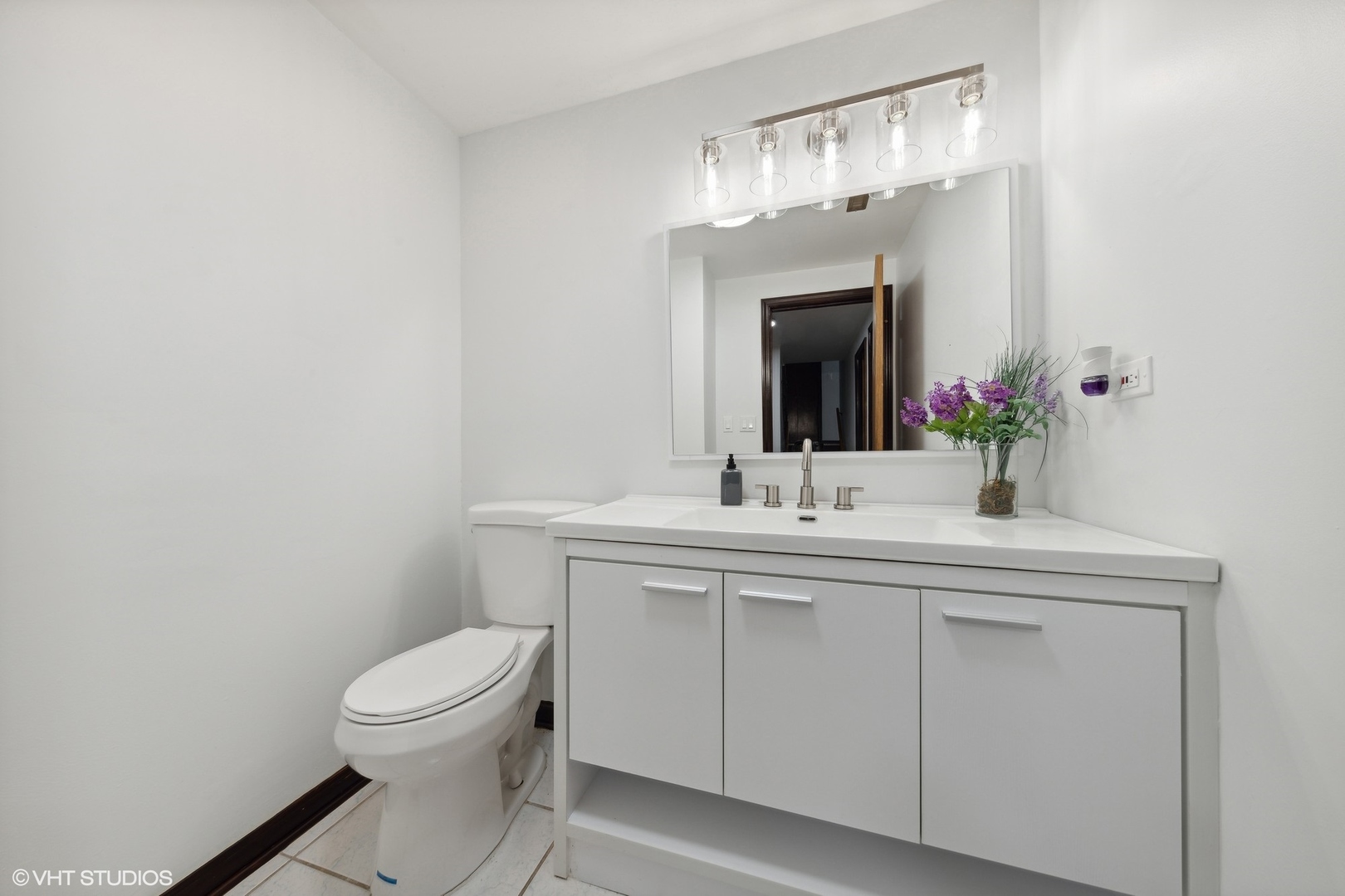 902 Maple Road Flossmoor, IL 60422 - Photo 18 of 27 a bathroom with a toilet sink and mirror