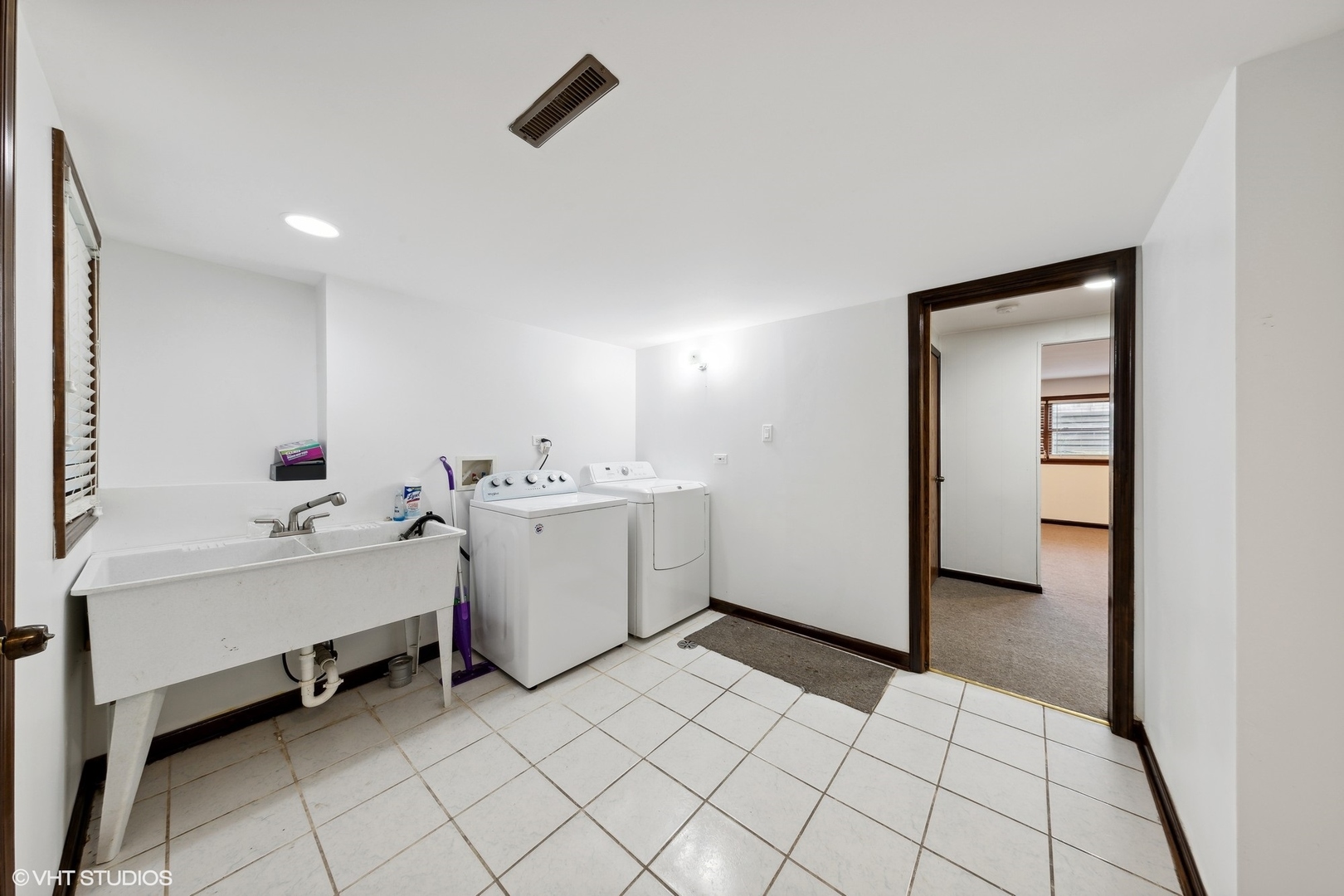 902 Maple Road Flossmoor, IL 60422 - Photo 20 of 27 a room with a chair and white cabinets