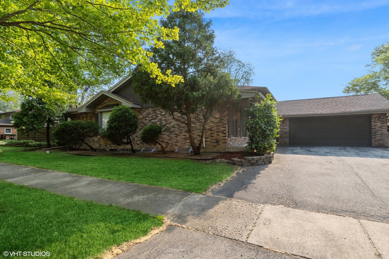 902 Maple Road Flossmoor, IL 60422 - Photo 3 of 27 a front view of a house with garden