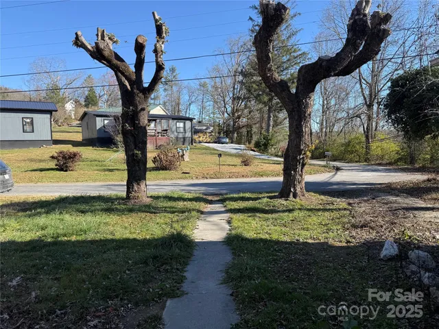 a view of a yard in front of the house
