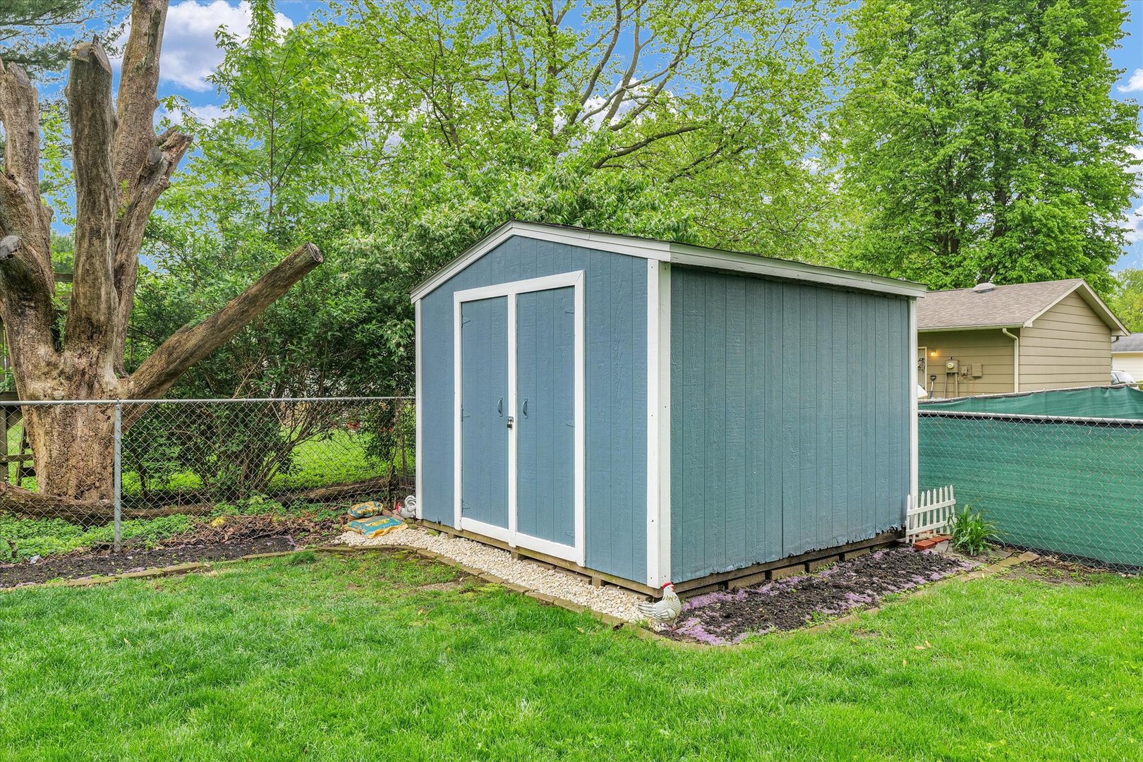 2603 Trafalgar Square Champaign, IL 61821 - Photo 31 of 32 a backyard of a house with lots of green space