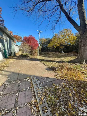 $2,000 | 2207 18th Street, Bettendorf, IA 52722