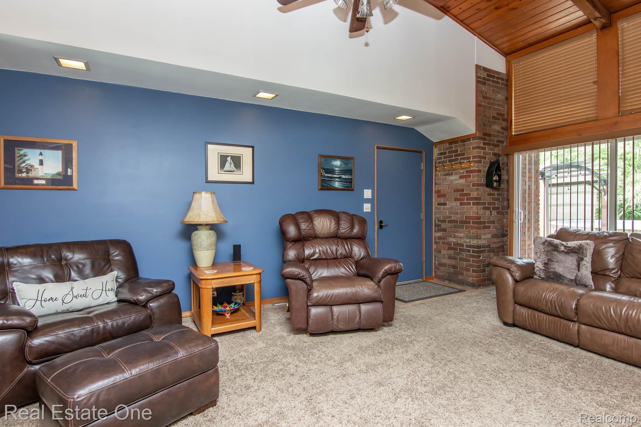 6401 Hatchery Road Waterford, MI 48327 - Photo 7 of 37 07_FamilyRoom_6401Hatchery.jpg