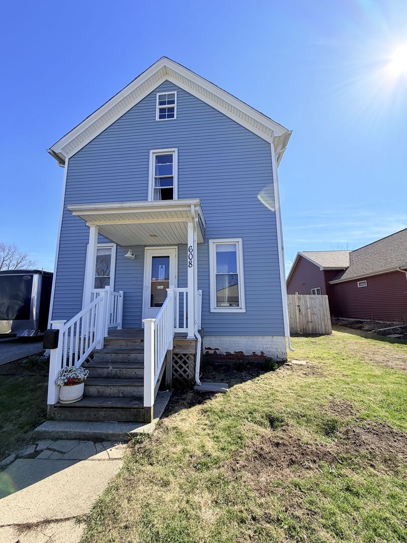 608 West Cedar Street Le Roy, IL 61752 - Photo 1 of 17 a front view of a house with a yard