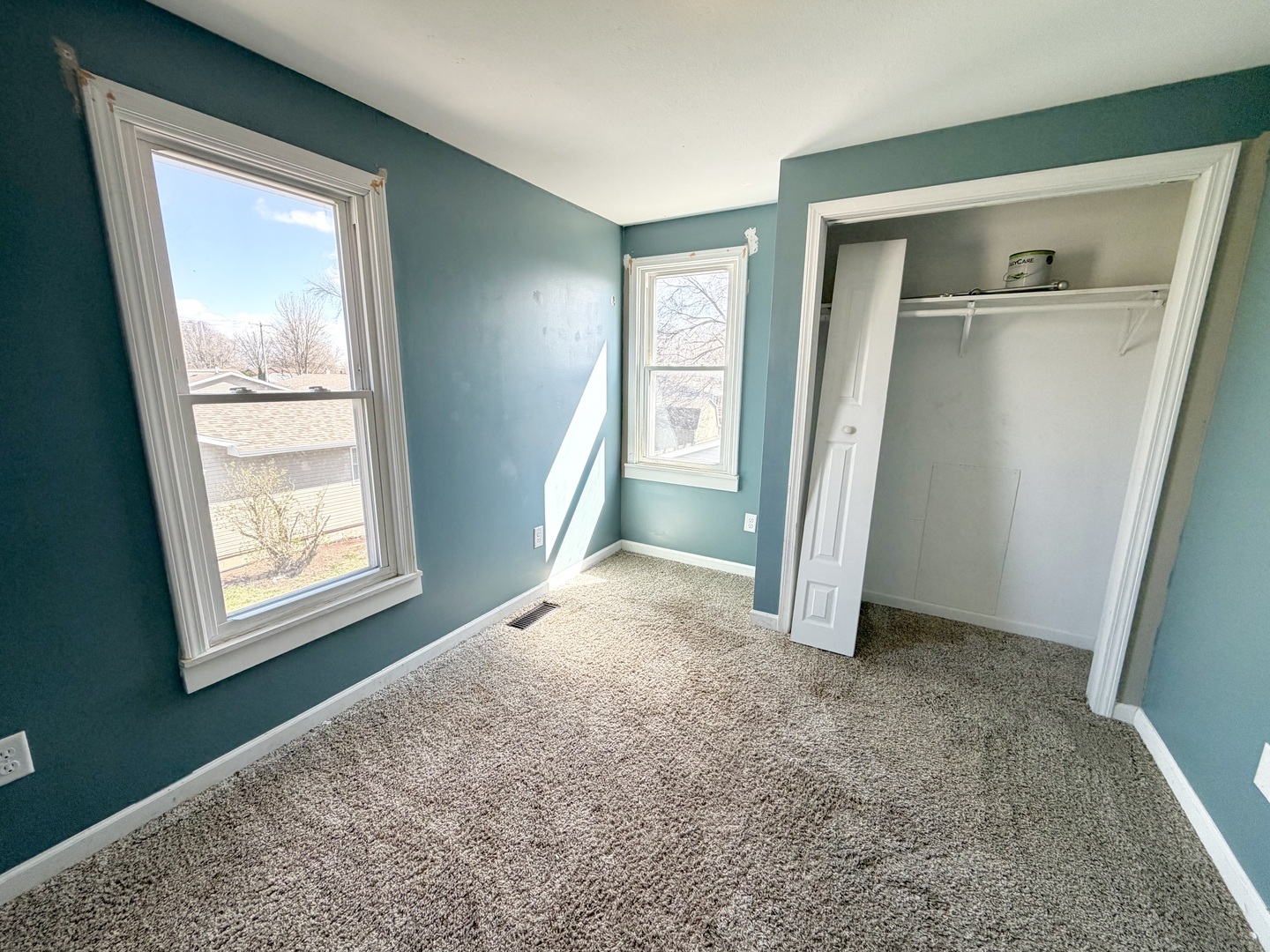 608 West Cedar Street Le Roy, IL 61752 - Photo 14 of 17 an empty room with windows and closet