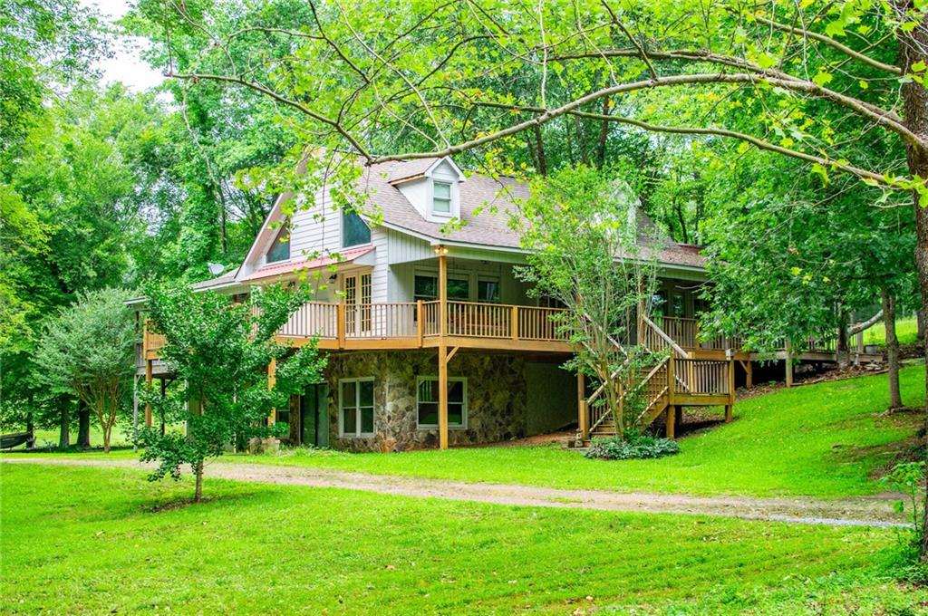 a view of a house with a backyard
