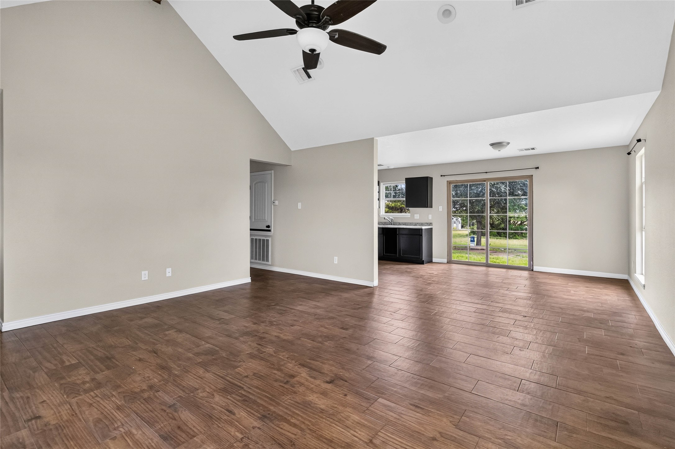 2500 Center Point Road San Marcos, TX 78666 - Photo 6 of 30 Living area without virtual staging
